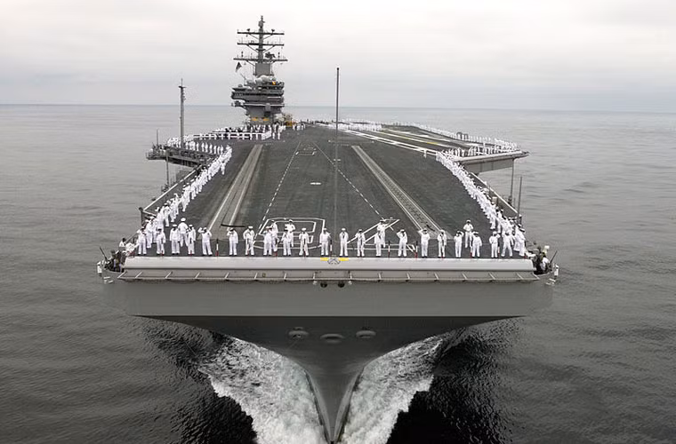 Cũng như các tàu sân bay Nimitz khác, USS Ronald Reagan được thiết kế với đường băng dài khoảng 150m cùng các máy phóng thủy lực.