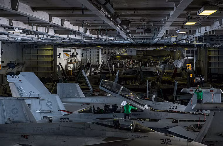 Bên trong hangar chứa máy bay – đây là nơi bảo dưỡng máy bay, nạp nhiên liệu, bom đạn…