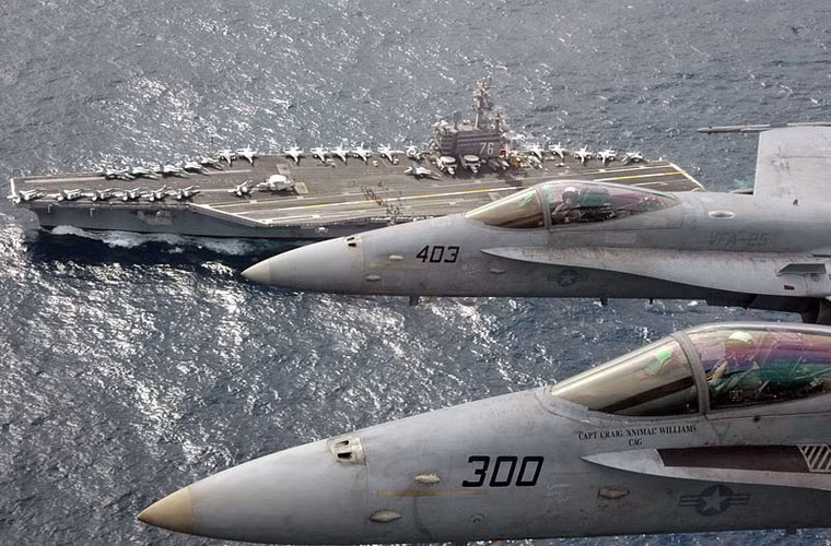 Bình luận của giới phân tích quốc tế cho rằng, việc triển khai tàu sân bay USS Ronald Reagan (CVN-76) tới châu Á được xem là động thái nhằm chống lại các hành động ngang ngược, trái phép bồi đắp, xây đảo nhân tạo ở Biển Đông của Trung Quốc.