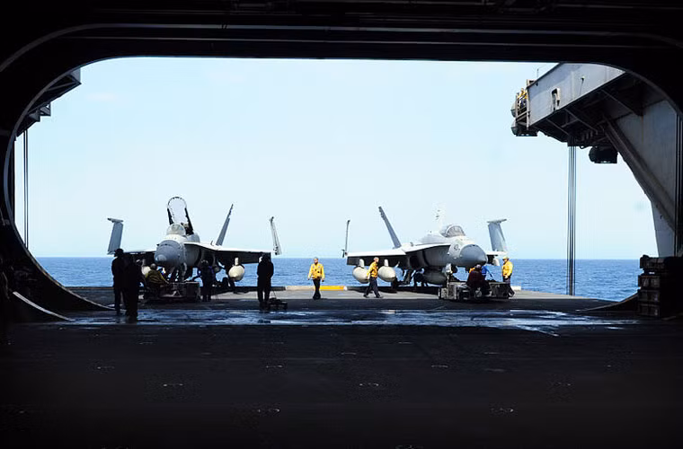 Con tàu được bố trí 2-4 thang máy khổng lồ đưa máy bay lên và xuống giữa boong tàu với khoang hàng bên trong.