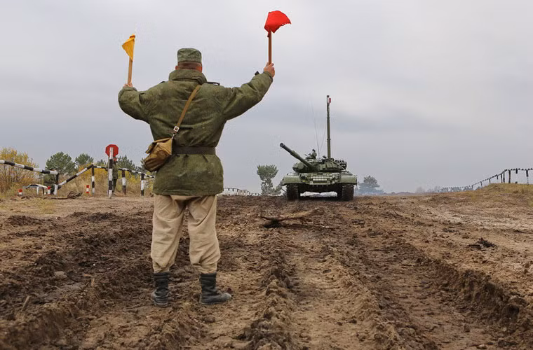 Trong ảnh, xe tăng chủ lực T-72 đã trang bị xong các thiết bị hỗ trợ đang tiến tới bờ sông theo hướng dẫn.