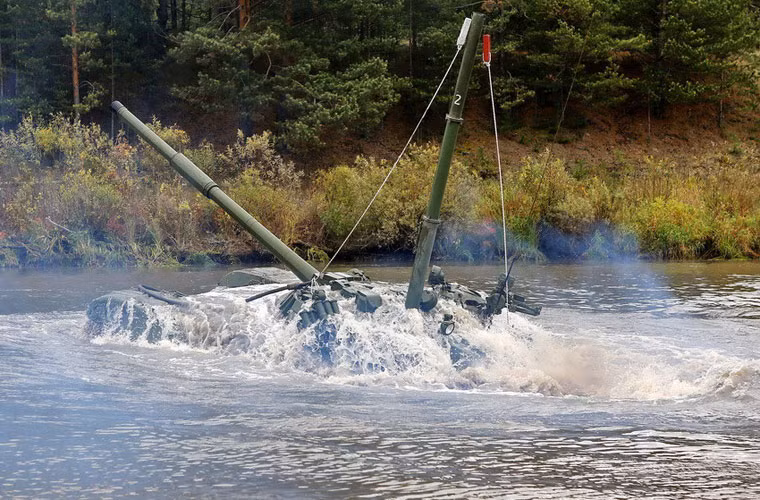 Trước khi xuống mặt nước, T-72 cũng được làm kín nước, bịt mọi lỗ hổng để nước không tràn vào bên trong.