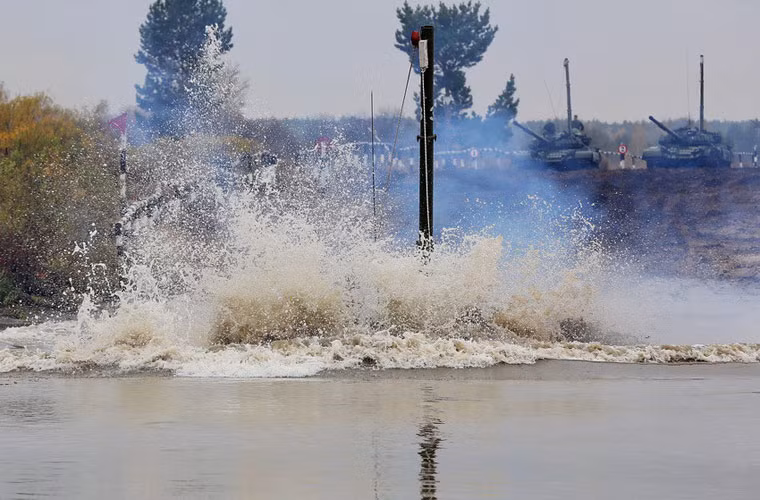 Hầu hết các xe tăng chủ lực của Nga và nhiều nước khác đều có trọng lượng 40-60 tấn. Với trọng lượng này thì để vượt sông sâu là điệp vụ "bất khả thi" với tăng Mỹ, Anh, Pháp. Tuy nhiên, với người Nga, từ dòng T-55 cho tới tận T-90, đã thiết kế thân tăng kín nước và trang bị ống thở đặc biệt cho phép nó đi ngầm dưới lòng sông thay vì nổi như các loại xe bọc thép hạng nhẹ.