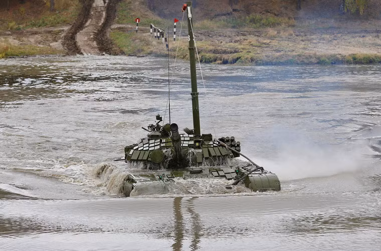 Xe tăng T-72 hùng dũng rẽ nước tiến sang bờ bên kia.