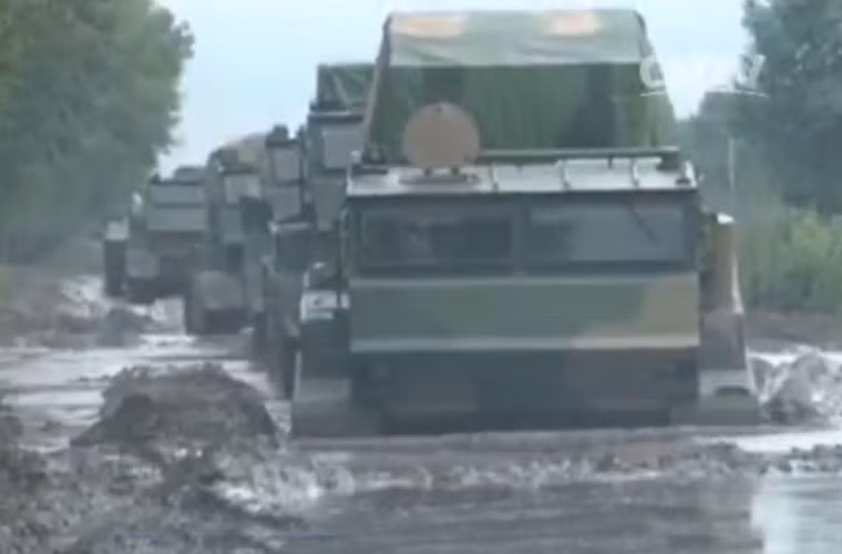 Sina cho biết, loại pháo phản lực này có hai biến thể chính: đặt trên khung gầm bánh lốp (triển khai ở Tây Tạng); dùng khung gầm bánh xích (triển khai ở phía Bắc).