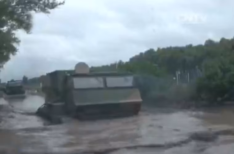 Trong ảnh, pháo phản lực dùng khung gầm bánh xích đang vượt lũ.