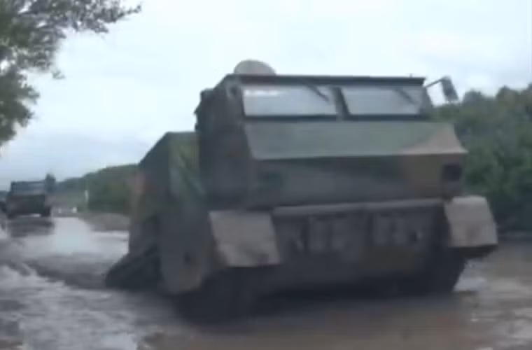 Loại pháo phản lực dùng khung bệ bánh xích này có vẻ rất phù hợp với địa hình tuyết rơi dày, địa hình lầy lội. Trong khi khung gầm bánh lốp phù hợp với địa hình thảo nguyên, leo núi.