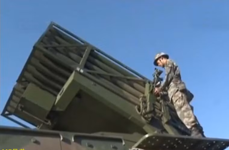 Đặc biệt, bệ pháo phản lực thiết kế kiểu module – nghĩa là các cụm ống phóng và đạn kết cấu nguyên khối có thể tháo lắp dễ dàng. Ví dụ, khi nạp đạn, người ta chỉ việc gắp module ống phóng này vào thày cho module kia, thời gian tái nạp rất nhanh.