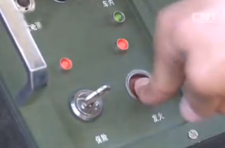 …với hệ thống điều khiển bắn tích hợp trong xe.