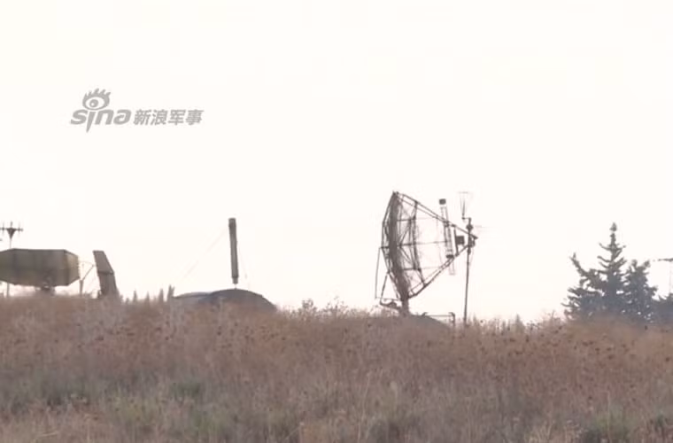 Có thể toàn bộ khu vực sân bay này được đảm bảo an ninh bởi các tiểu đoàn lính Nga. Đã có thông tin nhận định từ chính chuyên gia quân sự Nga rằng, ít nhất hai tiểu đoàn được triển khai tới Syria làm nhiệm vụ bảo vệ.