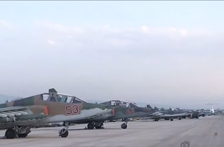 Dàn máy bay Su-25 và đằng xa là một máy bay Il-76 tại al-Assad.