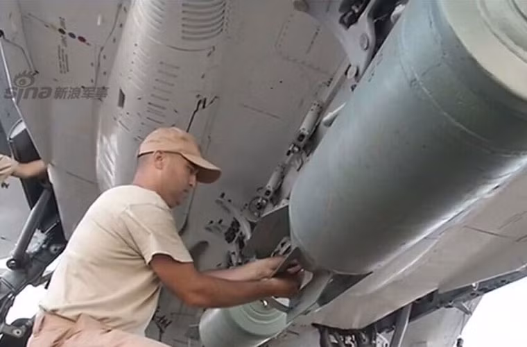 Kĩ thuật viên Không quân Nga đang lắp bom OFAB cho chiếc Su-24.