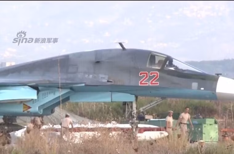 Chiếc Su-34 mang số hiệu 22 hạ cánh với một quả bom lắp ở dưới ống hút không khí động cơ phản lực AL-31FM.