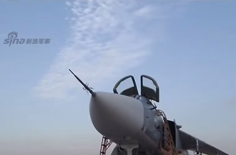 Máy bay cường kích Su-24 đang trong trạng thái chuẩn bị cất cánh tại sân bay.