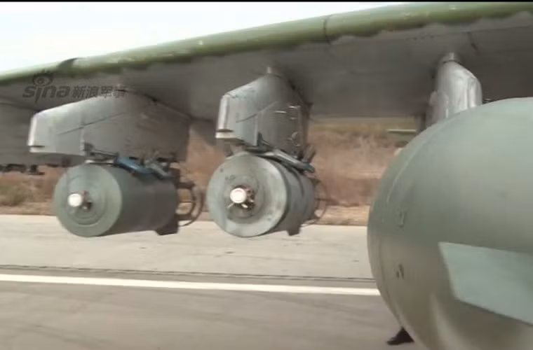 Ảnh cánh máy bay cường kích Su-25 treo hai quả bom thông thường FAB hoặc OFAB.
