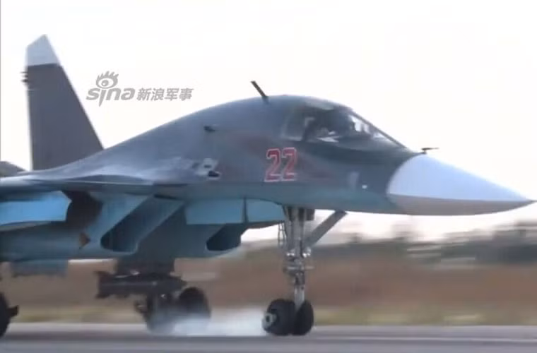 Trong ảnh, chiến đấu cơ Su-34 hiện đại đang hạ cánh xuống sân bay al-Assad sau môt chuyến bay huấn luyện ban đầu hoặc cũng có thể là phi vụ đầu tiên.