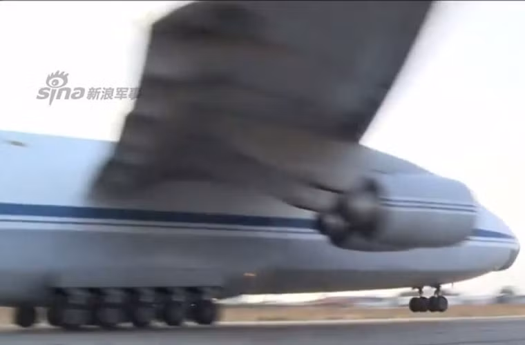 Phóng sự kênh RT về các máy bay chiến đấu Nga tại Syria cũng ghi lại hình ảnh chiếc An-124 Ruslan đang cất cánh.