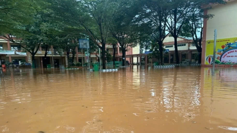 Đồng Nai: Hơn 2.600 học sinh phải nghỉ học vì lũ ngập trường Dong Nai: Hon 2.600 hoc sinh phai nghi hoc vi lu ngap truong