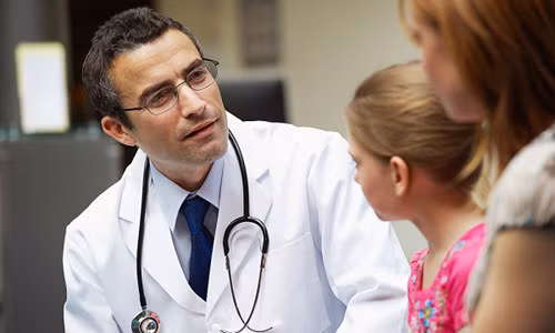 Vì đây là triệu chứng thường của nhiều bệnh siêu vi trùng thường gặp nên khi thấy những dấu hiệu này, cần đi khám bác sĩ để biết chính xác nguyên nhân và có cách điều trị kịp thời. 