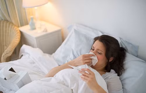 Giai đoạn thứ nhất của bệnh thủy đậu, bệnh nhân có biểu hiện sốt, đau đầu, uể oải, chán ăn. Sau 10 – 20 ngày ủ bệnh, người mắc thủy đậu mới có dấu hiệu sốt cao 38 – 39 độ C, đau đầu, uể oải, chán ăn, viêm họng đỏ và có hạch sau tai.