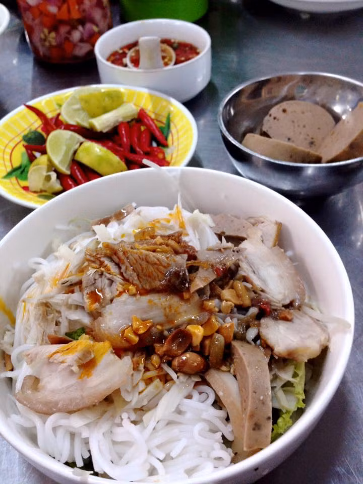 Bún trộn mắm nêm: Món này có xuất xứ từ Đà Nẵng và được làm từ bún rối sợi to trộn chả bò, thịt lợn luộc, lưỡi lợn luộc và các loại rau sống. Thành phần quan trọng nhất của món này nằm ở mắm nêm trộn cùng bún phải là loại mắm nêm ngon, thơm quyện vào từng nguyên liệu tạo nên mùi vị đặc trưng của bún nắm nêm Đà Nẵng.