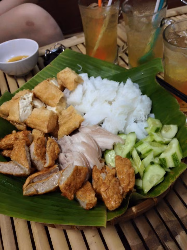 Bún đậu chấm mắm tôm: Bún đậu chấm mắm tôm được coi là món ăn dân giã của người Hà Nội với thành phần chính là bún con cắt miếng và đậu phụ rán giòn chấm cùng mắm tôm đánh chanh thơm lừng. Ngày nay, các quán bán bún đậu phục vụ thêm nhiều món ăn kèm như chả cốm, thịt chân giò luộc, lòng lợn... tùy vào khẩu vị của thực khách. Món ăn này không chỉ được người Hà Nội ưa thích mà còn du nhập vào văn hóa ẩm thực tại Sài Gòn.