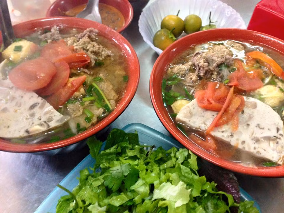 Bún riêu cua: Bún riêu cua được nhiều người ưa thích bởi vị chua thanh mát của nước dùng, ngọt dịu của thịt cua và màu hấp dẫn của gạch cua. Bún riêu cua trong truyền thống chỉ có các thành phần chính là bún, thịt cua, gạch cua, đậu phụ rán giòn, nước dùng ăn kèm với rau chuối. Bún riêu cua ngày nay được ăn kèm thêm với nhiều loại giò chả và thịt bò.