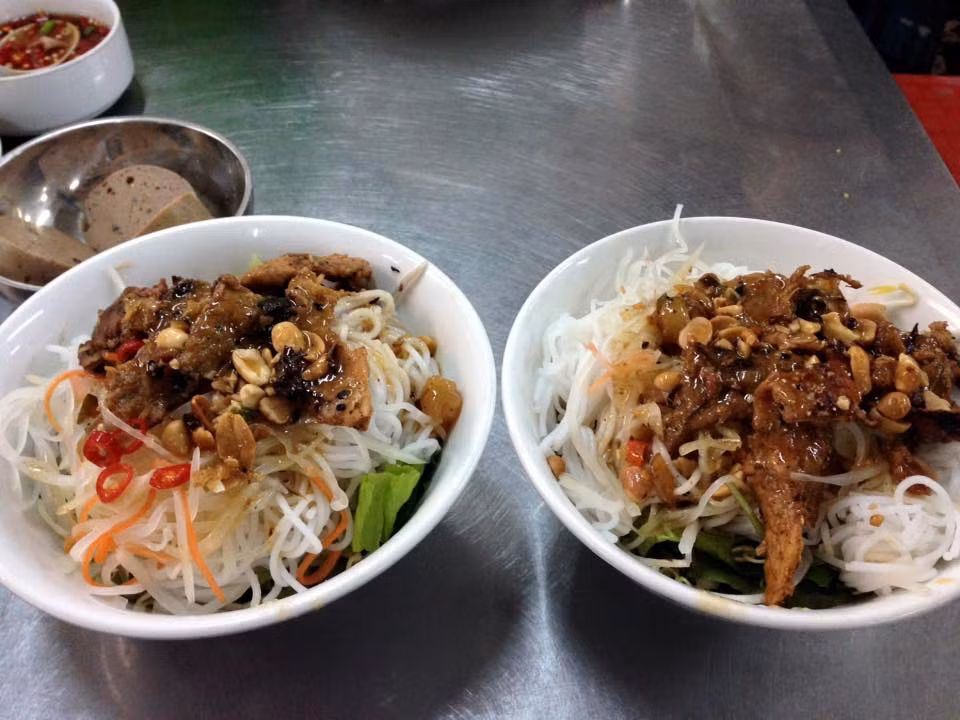 Bún thịt nướng: Thịt nướng mềm, thơm mùi sả, vừng, ăn kèm với rau và nước mắm chua ngọt tạo nên độ hấp dẫn cho món bún thịt nướng. Món này có xuất xứ từ Huế nhưng được yêu thích ở nhiều địa phương trên khắp cả nước.