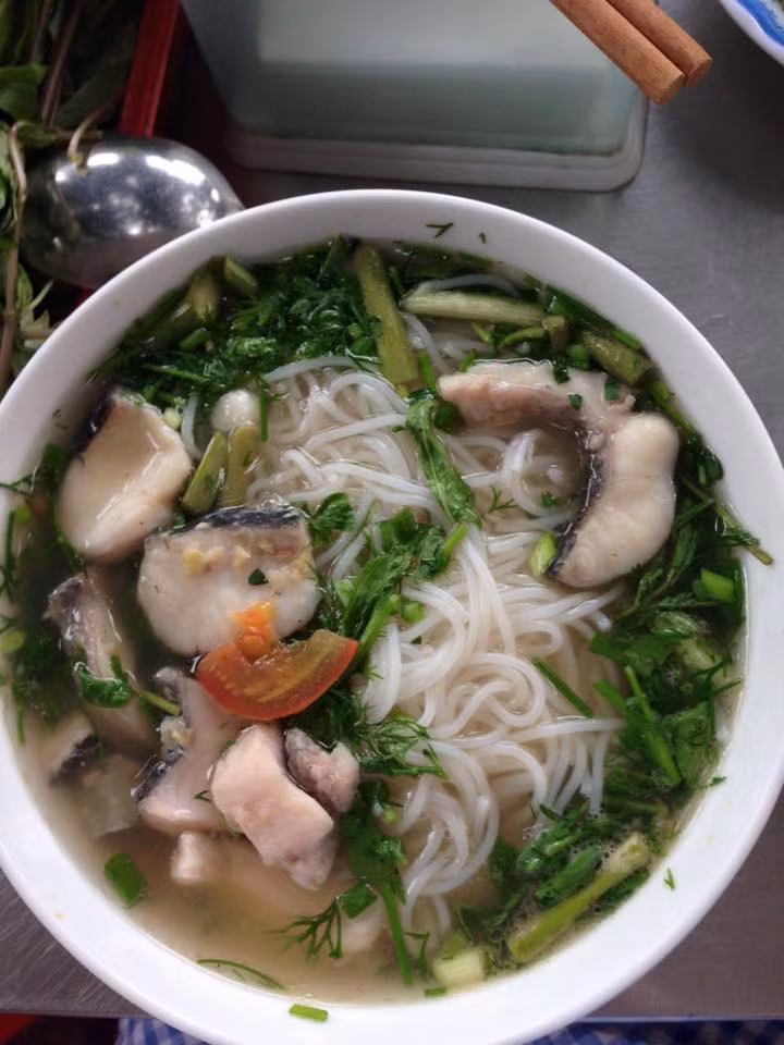 Bún cá: Cá được dùng cho món bún cá phải là loại lạc và ít xương. Phần phi lê cá được thái miếng xào cùng gia vị nêm nếm vừa miệng. Độ ngọt của nước dùng được tạo nên từ xương và đầu cá ninh nhừ. Khi ăn người ta lần lượt xếp bún, các loại rau nhúng, phi lê cá, hành lá và thì là băm nhỏ rồi mới chan nước dùng.