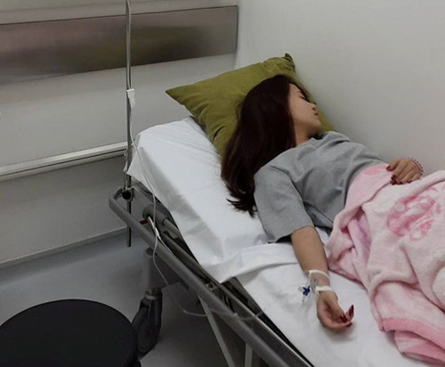 Nếu chẳng may bị thủy đậu, bệnh nhân nên đến các cơ sở y tế để thăm khám và chữa trị. Không nên tự chữa trị ở nhà bằng những mẹo dân gian như tắm hoặc uống nước gốc rạ.