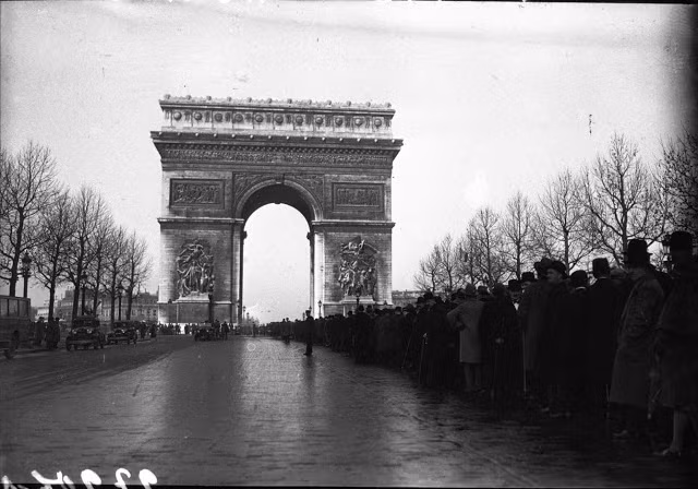 Mọi người tập trung ở Khải Hoàn môn nhân một sự kiện trọng đại ở Paris. Ảnh VT