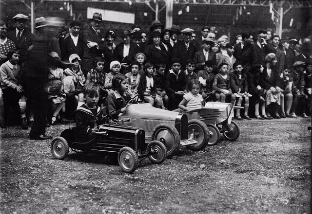 Các em nhỏ hào hứng tham gia một hoạt động vui chơi. Ảnh VT