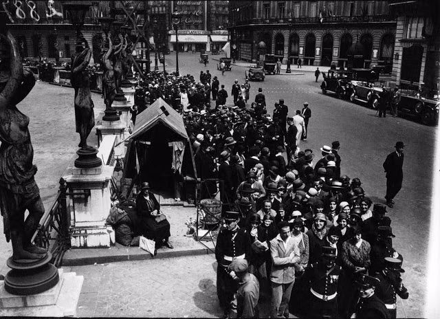 Mọi người đứng tập trung ngoài đường để theo dõi một sự kiện. Ảnh VT