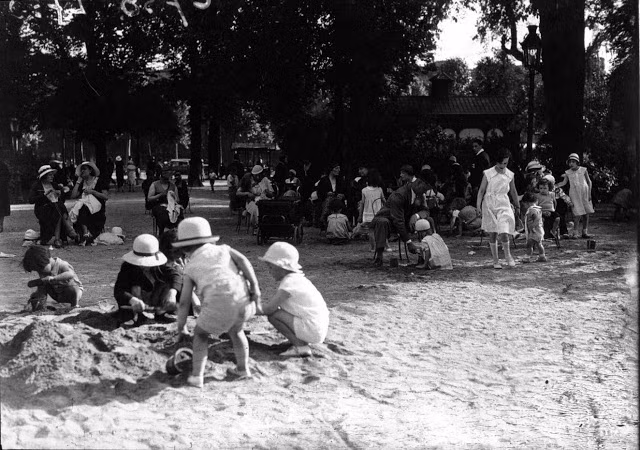 Các em bé vui chơi ngoài bãi biển. Ảnh VT