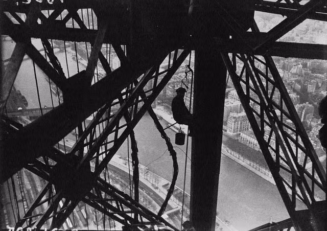 Công nhân xây dựng ngoài công trường. Ảnh VT