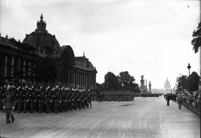 Cuộc diễu hành hoành tráng ở Paris. Ảnh VT