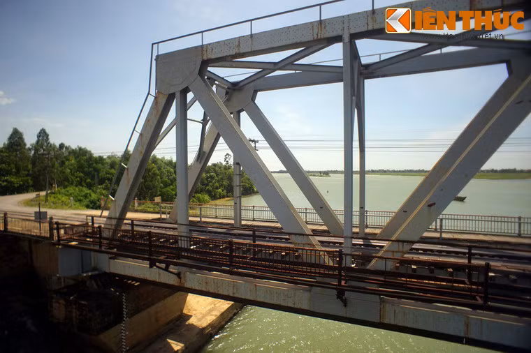 Nằm trên trục đường chiến lược 15, trong suốt cuộc kháng chiến, bến phà là yết hầu trên tuyến đường vận chuyển hàng hóa, nhân lực vượt sông vào miền Nam. Do vậy, nơi đây bị Mỹ - sử dụng máy bay B-52, pháo kích, hạm tàu trút xuống hàng vạn tấn bom để ngăn chặn hoạt động chi viện từ miền Bắc.