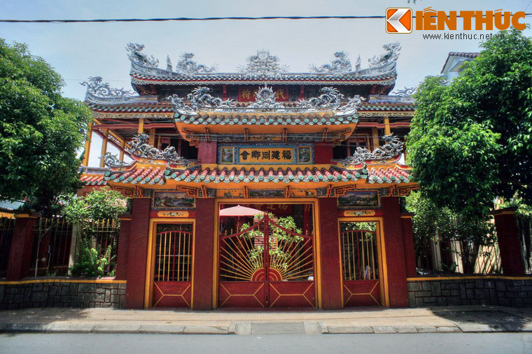 Chùa Phúc Kiến nằm bên cạnh chùa Triều Châu, được xây dựng vào năm 1854, thờ "Tam vị, ngũ vị".