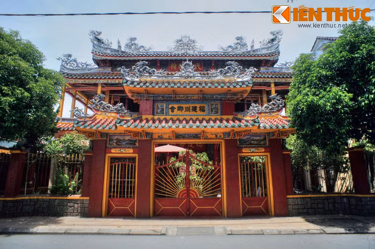 Chùa Phúc Kiến nằm bên cạnh chùa Triều Châu, được xây dựng vào năm 1854, thờ "Tam vị, ngũ vị".