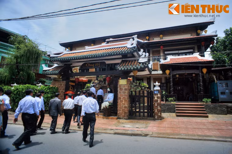 Con đường này hình thành từ đầu thế kỷ 19, cùng thời với việc xây dựng Kinh thành. Cuối thế kỷ 19 đầu thế kỷ 20, cùng với sự phát triển của khu phố cổ Gia Hội - Chợ Dinh, đường trở thành trục trung tâm của khu phố Hoa kiều ở Huế.