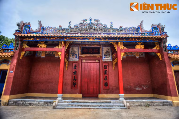 Ngôi đền nằm trong khuôn viên rộng khoảng 400 mét vuông, được trang hoàng rất tinh xảo lộng lẫy bởi bàn tay của những nghệ nhân đến từ đảo Hải Nam ở Trung Quốc.