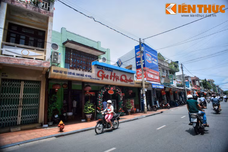 Nằm trên địa bàn của ba phường Phú Cát, Phú Hiệp, Phú Hậu, về phía Đông Kinh thành Huế, đường Chi Lăng còn được gọi là đường Gia Hội hay khu Phố Tàu là một con đường có lịch sử đặc biệt ở Cố đô Huế.