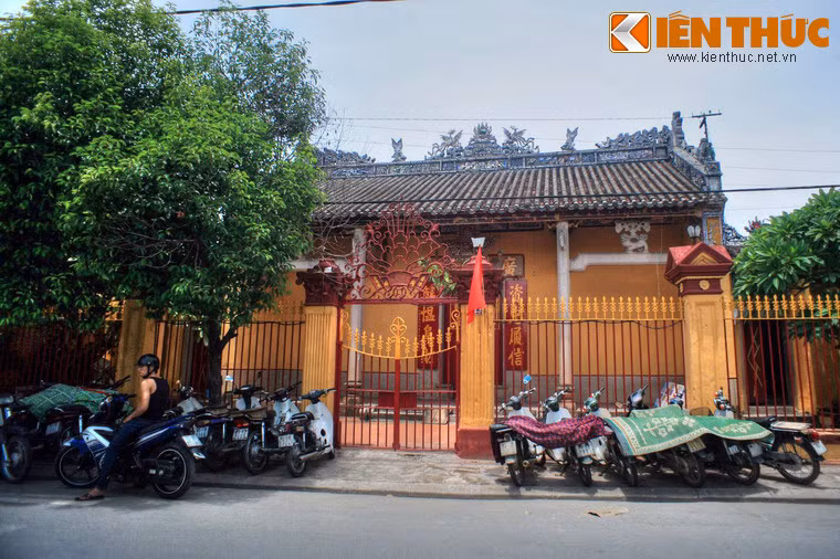 Chùa Quảng Đông do cộng đồng người Hoa của bang Quảng Đông xây dựng cuối thế kỷ 19, là nơi thờ Quan Công.