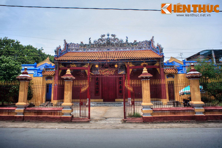 Công trình tiêu biểu đầu tiên có thể kể đến là đền Chiêu Ứng. Ngôi đền được dựng vào năm 1887, thờ 108 người Hải Nam sang định cư làm ăn ở Thuận Hoá bị thiệt mạng trong đại án hải tặc thời vua Tự Đức.