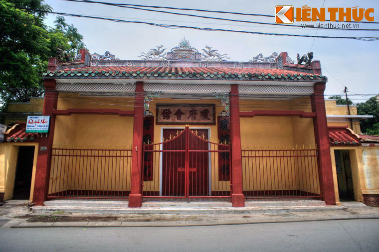 Chùa Bà Hải Nam thờ Bà Mã Châu. Tương truyền lúc mới đến Thuận Hóa, người Minh Hương làm chùa Bà (Thiên Hậu Cung) tại làng Minh Hương. Sau lên khu Gia Hội, họ làm ăn phát đạt làm thêm Chùa Bà này.