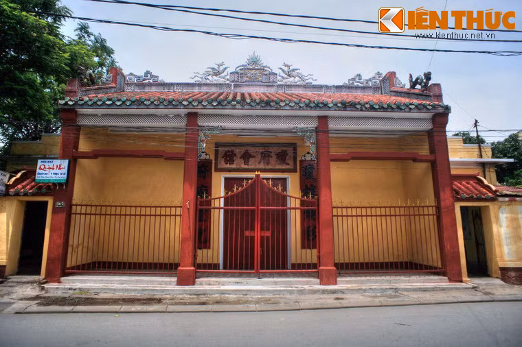 Chùa Bà Hải Nam thờ Bà Mã Châu. Tương truyền lúc mới đến Thuận Hóa, người Minh Hương làm chùa Bà (Thiên Hậu Cung) tại làng Minh Hương. Sau lên khu Gia Hội, họ làm ăn phát đạt làm thêm Chùa Bà này.