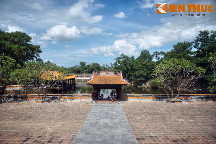 Cùng chung một hình thức nhà tạ nhưng hai công trình có chức năng không giống nhau. Xung Khiêm Tạ là nơi nhà vua nghỉ ngơi, hóng mát, làm thơ. Dũ Khiêm Tạ là một bến thuyền dành cho nhà vua khi ngao du hồ nước. Theo đánh giá của các nhà nghiên cứu, hai nhà tạ này mang một tỷ lệ kiến trúc hoàn hảo, hòa hợp với cảnh trí trữ tình ở hồ Lưu Khiêm.