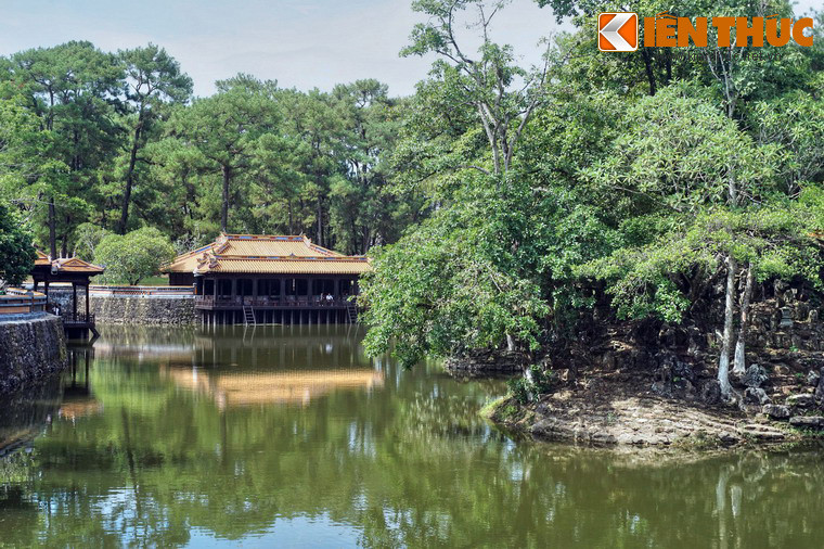 3. Nằm bên hồ Lưu Khiêm của lăng vua Tự Đức ở Huế, Xung Khiêm Tạ và Dũ Khiêm Tạ là hai nhà thủy tạ có kiến trúc đặc sắc, có thể được coi là những công trình tiêu biểu cho nghệ thuật kiến trúc cung đình Huế.