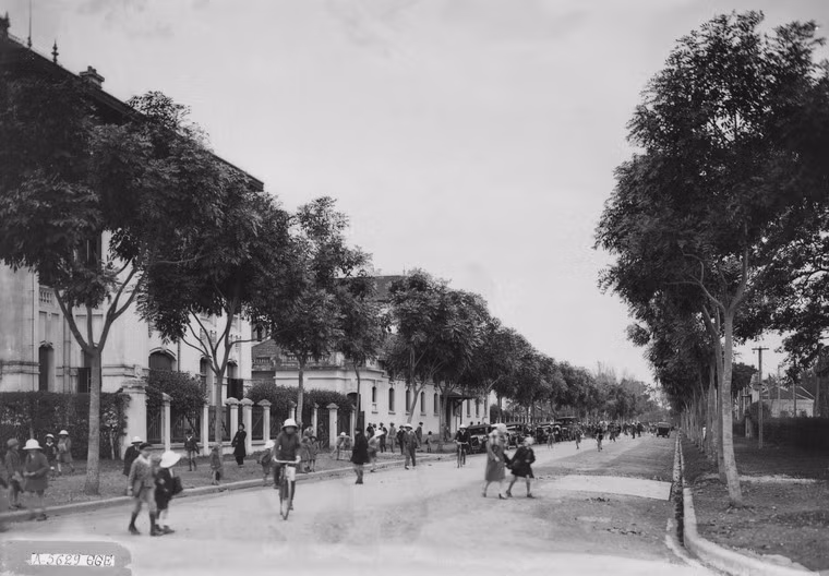 Bên ngoài khu bệnh xá của trường.