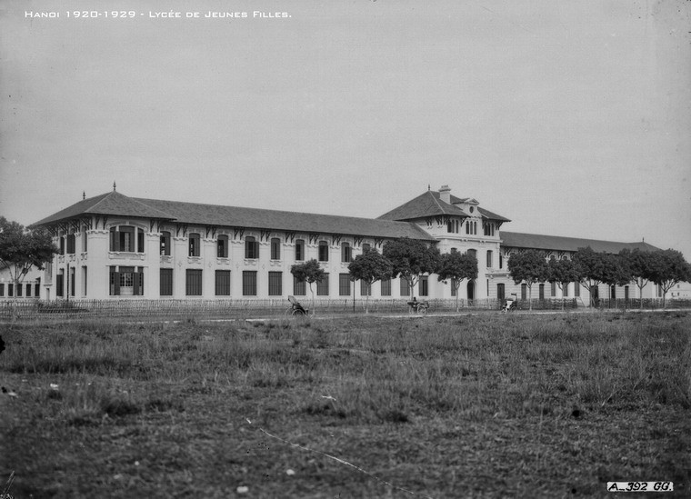 Khu nhà chính của ngôi trường nhìn từ mặt sau.